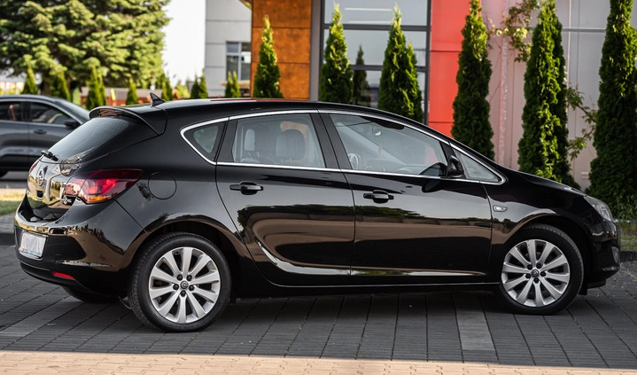 Opel Astra cena 27700 przebieg: 219111, rok produkcji 2010 z Radom małe 326